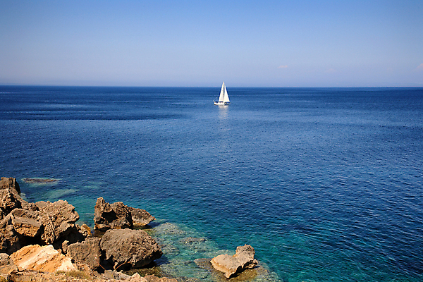 포토 JPG 해외이미지 바다 자연 항해 사람없음 관광지 맑음 보트 그리스 언덕 해외포토 유럽 여행 배_교통 날씨 생태계 파일형식 이미지허브