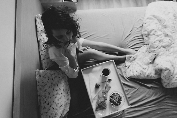 포토 JPG 해외이미지 전신 백인 여자 흑백 실내 한명 앉기 성인 앞모습 옆모습 하이앵글 침대 아침식사 먹기 성인여자한명만 해외포토 서양인 1 뷰포인트 가구 모션 촬영기법 사람 내부 식사 여자한명만 성인여자만 파일형식 이미지허브