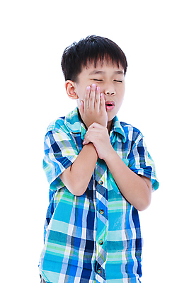 포토 JPG 해외이미지 스튜디오촬영 손 남자 감정 얼굴 어린이 건강 한명 사람 동양인 소년 세로 건강관리 고통 표현 입 치아 상처 흰배경 문제 고립 돌봄 부정적 치통 해로움 해외포토 1 백그라운드 컨셉 모션 실내 관리 인종 신체부위 흰색 소화기관 질병 파일형식 이미지허브