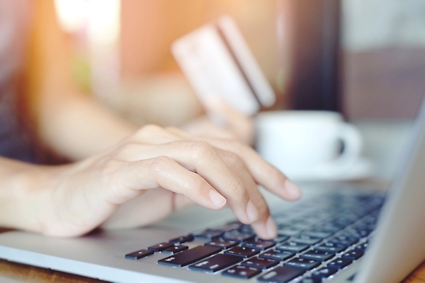 포토 JPG 해외이미지 여자 백그라운드 돈 인터넷 비즈니스 주택 실내 관리 사람 사람없음 금융 쇼핑 세일 상점 공책 정보 타이핑 키보드 잡기 신용카드 시장 닫기 구매 위험 무선전화기 고객 서비스 보안 상업 전자 결제 소매 온라인 계산서 전자상거래 계산원 체크아웃 해외포토 직업 컨셉 모션 문구용품 안전 내부 건물 경제 재산 전화기 파일형식 이미지허브