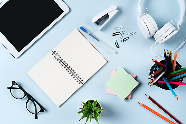 포토 JPG 해외이미지 식물 화분 안경 비즈니스 사람없음 하이앵글 태블릿 연필 펜 다이어리 헤드셋 스테이플러 연필꽂이 파란배경 클립 해외포토 잡화 뷰포인트 음향기기 백그라운드 문구용품 학용품 파란색 전자제품 스마트기기 필기구 사무용품 헤드폰 파일형식 이미지허브