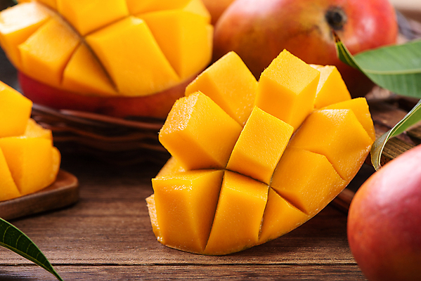 포토 JPG 해외이미지 잎 근접촬영 사람없음 소쿠리 달콤 슬라이스 망고 나무탁자 해외포토 식물 뷰포인트 탁자 바구니 맛 열대과일 파일형식 이미지허브