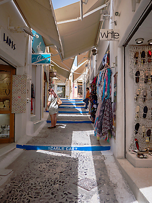 포토 JPG 해외이미지 전신 응시 여자 바다 섬 거리 한명 성인 상점 맑음 절벽 그리스 산토리니 성인여자한명만 해외포토 1 시선 유럽 날씨 사람 여자한명만 성인여자만 파일형식 이미지허브