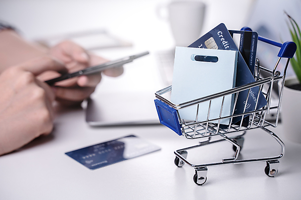 포토 JPG 해외이미지 손 실내 들기 아웃포커스 신체부위 쇼핑 쇼핑백 쇼핑카 미니어처 신용카드 구매 오브젝트 흰배경 온라인쇼핑 모바일쇼핑 해외포토 백그라운드 가방 모션 촬영기법 사람 내부 금융 모형 카트 흰색 온라인 파일형식 이미지허브