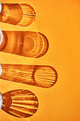 포토 JPG 스튜디오촬영 백그라운드 유리 유리병 잔 실내 그림자 누끼 사람없음 오브젝트 몽환 주황색배경 국내포토 식기 컨셉 재질 병_용기 내부 주황색 파일형식