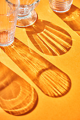 포토 JPG 스튜디오촬영 백그라운드 유리 유리병 잔 실내 그림자 누끼 사람없음 오브젝트 몽환 주황색배경 국내포토 식기 컨셉 재질 병_용기 내부 주황색 파일형식