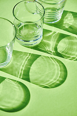 포토 JPG 스튜디오촬영 백그라운드 유리 유리병 잔 실내 그림자 누끼 사람없음 오브젝트 몽환 초록배경 국내포토 식기 컨셉 재질 병_용기 내부 초록색 파일형식