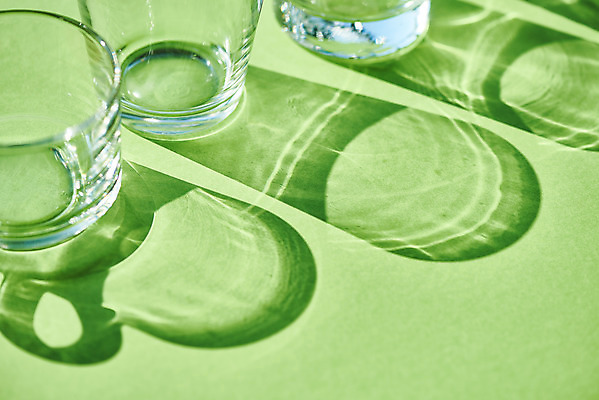 포토 JPG 스튜디오촬영 백그라운드 유리 유리병 잔 실내 그림자 누끼 사람없음 오브젝트 몽환 초록배경 국내포토 식기 컨셉 재질 병_용기 내부 초록색 파일형식