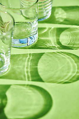 포토 JPG 스튜디오촬영 백그라운드 유리 유리병 잔 실내 그림자 누끼 사람없음 오브젝트 몽환 초록배경 국내포토 식기 컨셉 재질 병_용기 내부 초록색 파일형식