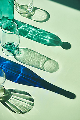 포토 JPG 스튜디오촬영 백그라운드 유리 유리병 잔 실내 그림자 누끼 사람없음 오브젝트 몽환 초록배경 국내포토 식기 컨셉 재질 병_용기 내부 초록색 파일형식