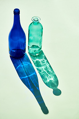 포토 JPG 스튜디오촬영 백그라운드 유리 유리병 잔 실내 그림자 누끼 사람없음 오브젝트 몽환 초록배경 국내포토 식기 컨셉 재질 병_용기 내부 초록색 파일형식