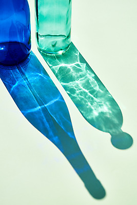 포토 JPG 스튜디오촬영 백그라운드 유리 유리병 잔 실내 그림자 누끼 사람없음 오브젝트 몽환 초록배경 국내포토 식기 컨셉 재질 병_용기 내부 초록색 파일형식