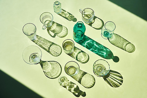 포토 JPG 스튜디오촬영 백그라운드 유리 유리병 잔 실내 그림자 누끼 사람없음 오브젝트 몽환 초록배경 국내포토 식기 컨셉 재질 병_용기 내부 초록색 파일형식