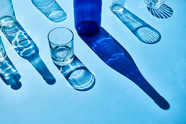 포토 JPG 스튜디오촬영 백그라운드 유리 유리병 잔 실내 그림자 누끼 사람없음 오브젝트 파란배경 몽환 국내포토 식기 컨셉 재질 병_용기 내부 파란색 파일형식