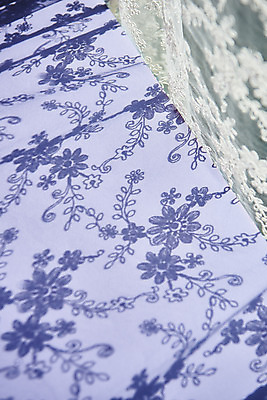 포토 JPG 스튜디오촬영 백그라운드 꽃무늬 실내 그림자 누끼 사람없음 보라색 커튼 오브젝트 몽환 국내포토 꽃 컬러 컨셉 무늬 내부 파일형식