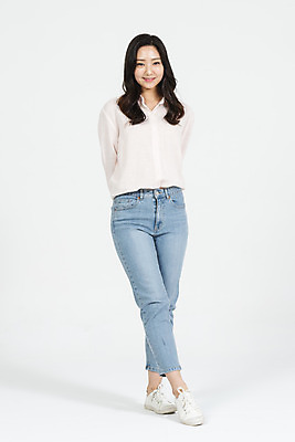 포토 JPG 스튜디오촬영 전신 학생 우먼라이프 라이프스타일 응시 여학생 여자 대학생 모션 실내 한명 서기 미소 누끼 사람 20대 청년 성인 앞모습 캐주얼 청춘 한국인 청바지 흰배경 여대생 청년여자한명만 성인여자한명만 국내포토 1 시선 옷 뷰포인트 백그라운드 컨셉 바지 표정 동양인 내부 생활 흰색 여자한명만 성인여자만 청년여자만 파일형식