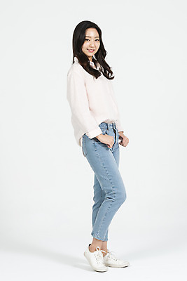 포토 JPG 스튜디오촬영 전신 학생 우먼라이프 라이프스타일 응시 여학생 여자 대학생 모션 실내 한명 서기 미소 누끼 사람 20대 청년 성인 옆모습 캐주얼 청춘 한국인 청바지 흰배경 여대생 청년여자한명만 성인여자한명만 국내포토 1 시선 옷 뷰포인트 백그라운드 컨셉 바지 표정 동양인 내부 생활 흰색 여자한명만 성인여자만 청년여자만 파일형식