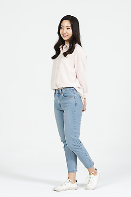 포토 JPG 스튜디오촬영 전신 학생 우먼라이프 라이프스타일 응시 여학생 여자 대학생 모션 실내 한명 서기 미소 누끼 사람 20대 청년 성인 옆모습 캐주얼 청춘 한국인 청바지 흰배경 여대생 청년여자한명만 성인여자한명만 국내포토 1 시선 옷 뷰포인트 백그라운드 컨셉 바지 표정 동양인 내부 생활 흰색 여자한명만 성인여자만 청년여자만 파일형식