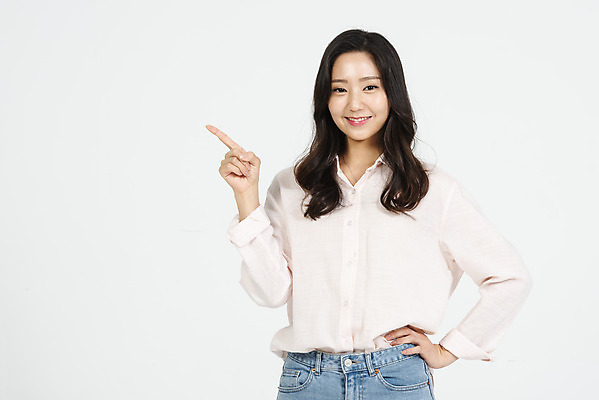 포토 JPG 스튜디오촬영 학생 우먼라이프 라이프스타일 여학생 여자 대학생 허리손 포즈 모션 실내 한명 서기 미소 누끼 사람 손짓 상반신 20대 청년 성인 앞모습 캐주얼 청춘 한국인 청바지 가리킴 흰배경 여대생 청년여자한명만 성인여자한명만 국내포토 1 옷 뷰포인트 백그라운드 컨셉 바지 표정 동양인 내부 생활 흰색 여자한명만 성인여자만 청년여자만 파일형식