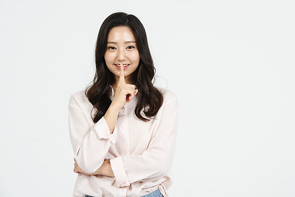 포토 JPG 스튜디오촬영 학생 우먼라이프 라이프스타일 응시 여학생 여자 대학생 포즈 모션 실내 한명 서기 미소 누끼 사람 손짓 상반신 20대 청년 성인 앞모습 캐주얼 청춘 한국인 청바지 흰배경 쉿 여대생 청년여자한명만 성인여자한명만 국내포토 1 시선 옷 뷰포인트 백그라운드 컨셉 바지 표정 동양인 내부 생활 흰색 조용 여자한명만 성인여자만 청년여자만 파일형식