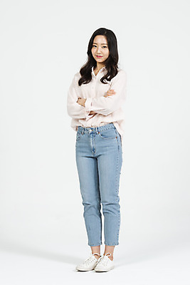 포토 JPG 스튜디오촬영 전신 학생 우먼라이프 라이프스타일 응시 여학생 여자 대학생 모션 실내 한명 서기 미소 누끼 사람 20대 청년 성인 앞모습 캐주얼 청춘 팔짱 한국인 청바지 흰배경 여대생 청년여자한명만 성인여자한명만 국내포토 1 시선 옷 뷰포인트 백그라운드 컨셉 바지 표정 동양인 내부 생활 흰색 여자한명만 성인여자만 청년여자만 파일형식