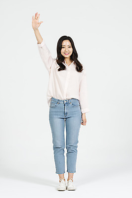 포토 JPG 스튜디오촬영 전신 학생 우먼라이프 라이프스타일 응시 여학생 여자 대학생 모션 실내 한명 서기 웃음 누끼 사람 20대 청년 성인 앞모습 캐주얼 청춘 손들기 한국인 청바지 흰배경 여대생 청년여자한명만 성인여자한명만 국내포토 1 시선 옷 뷰포인트 백그라운드 컨셉 바지 표정 동양인 내부 생활 흰색 여자한명만 성인여자만 청년여자만 파일형식