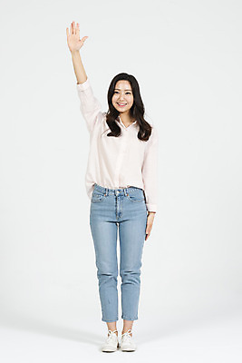 포토 JPG 스튜디오촬영 전신 학생 우먼라이프 라이프스타일 여학생 여자 대학생 모션 실내 한명 서기 웃음 누끼 사람 20대 청년 성인 앞모습 캐주얼 청춘 손들기 한국인 청바지 흰배경 여대생 청년여자한명만 성인여자한명만 국내포토 1 옷 뷰포인트 백그라운드 컨셉 바지 표정 동양인 내부 생활 흰색 여자한명만 성인여자만 청년여자만 파일형식