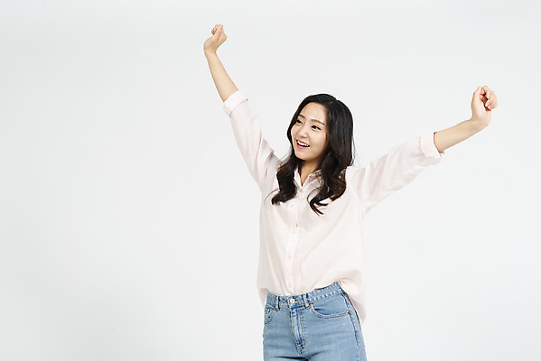 포토 JPG 스튜디오촬영 학생 우먼라이프 라이프스타일 응시 여학생 여자 대학생 모션 팔벌리기 실내 한명 서기 웃음 누끼 사람 상반신 20대 청년 성인 앞모습 캐주얼 청춘 한국인 청바지 흰배경 기지개 여대생 청년여자한명만 성인여자한명만 국내포토 1 시선 옷 뷰포인트 백그라운드 컨셉 바지 표정 동양인 내부 생활 흰색 여자한명만 성인여자만 청년여자만 파일형식