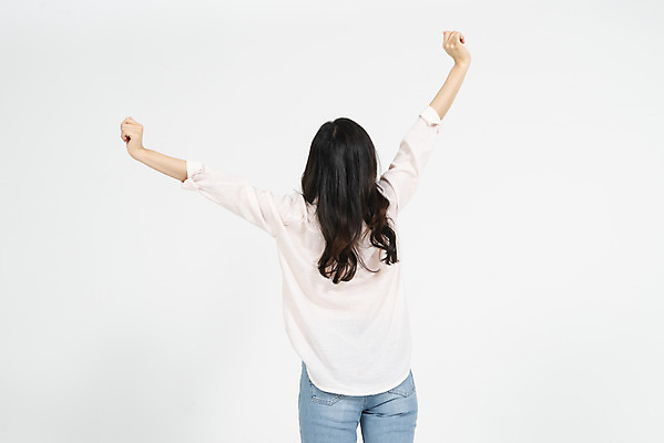 포토 JPG 스튜디오촬영 학생 우먼라이프 라이프스타일 여학생 여자 대학생 모션 팔벌리기 실내 한명 서기 누끼 사람 상반신 20대 청년 성인 뒷모습 캐주얼 청춘 한국인 청바지 흰배경 기지개 여대생 청년여자한명만 성인여자한명만 국내포토 1 옷 뷰포인트 백그라운드 컨셉 바지 동양인 내부 생활 흰색 여자한명만 성인여자만 청년여자만 파일형식