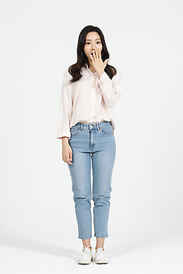 포토 JPG 스튜디오촬영 전신 학생 우먼라이프 라이프스타일 여학생 여자 대학생 모션 실내 한명 서기 누끼 사람 손짓 20대 청년 성인 앞모습 캐주얼 청춘 놀람 한국인 청바지 흰배경 입가림 여대생 청년여자한명만 성인여자한명만 국내포토 1 옷 감정 뷰포인트 백그라운드 컨셉 바지 표정 동양인 내부 생활 흰색 가림 여자한명만 성인여자만 청년여자만 파일형식