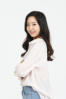 포토 JPG 스튜디오촬영 학생 우먼라이프 라이프스타일 여학생 여자 대학생 모션 실내 한명 서기 미소 웃음 누끼 사람 상반신 20대 청년 성인 옆모습 캐주얼 청춘 팔짱 한국인 청바지 흰배경 여대생 청년여자한명만 성인여자한명만 국내포토 1 옷 뷰포인트 백그라운드 컨셉 바지 표정 동양인 내부 생활 흰색 여자한명만 성인여자만 청년여자만 파일형식