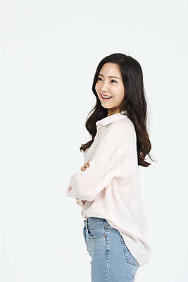 포토 JPG 스튜디오촬영 학생 우먼라이프 라이프스타일 응시 여학생 여자 대학생 모션 실내 한명 서기 웃음 누끼 사람 상반신 20대 청년 성인 옆모습 캐주얼 청춘 팔짱 한국인 청바지 흰배경 여대생 청년여자한명만 성인여자한명만 국내포토 1 시선 옷 뷰포인트 백그라운드 컨셉 바지 표정 동양인 내부 생활 흰색 여자한명만 성인여자만 청년여자만 파일형식