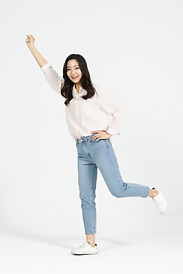 포토 JPG 스튜디오촬영 전신 학생 우먼라이프 라이프스타일 여학생 여자 대학생 허리손 포즈 모션 실내 한명 서기 웃음 누끼 사람 20대 청년 성인 앞모습 캐주얼 청춘 손들기 한국인 청바지 흰배경 여대생 청년여자한명만 성인여자한명만 국내포토 1 옷 뷰포인트 백그라운드 컨셉 바지 표정 동양인 내부 생활 흰색 여자한명만 성인여자만 청년여자만 파일형식