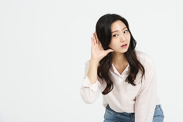 포토 JPG 스튜디오촬영 학생 우먼라이프 라이프스타일 여학생 여자 대학생 포즈 모션 실내 한명 서기 누끼 사람 손짓 상반신 20대 청년 성인 앞모습 캐주얼 청춘 듣기 한국인 청바지 호기심 흰배경 여대생 청년여자한명만 성인여자한명만 국내포토 1 옷 감정 뷰포인트 백그라운드 컨셉 바지 동양인 내부 생활 흰색 여자한명만 성인여자만 청년여자만 파일형식