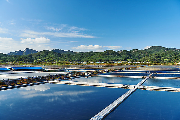 포토 JPG 주간 구름 하늘 산 풍경 사람없음 야외 관광지 반사 맑음 가을 곰소염전 방조제 부안 염전 국내포토 자연요소 계절 여행 날씨 전라북도 시설 파일형식