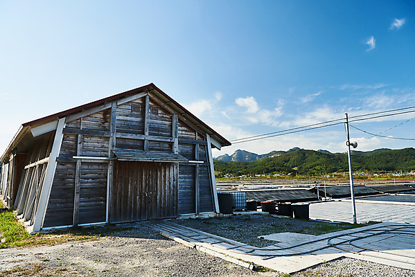 포토 JPG 주간 구름 하늘 풍경 사람없음 야외 관광지 맑음 가을 창고 곰소염전 방조제 부안 염전 국내포토 자연요소 계절 여행 날씨 전라북도 시설 파일형식