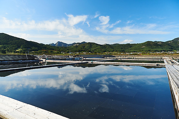 포토 JPG 주간 구름 하늘 산 풍경 사람없음 야외 관광지 반사 맑음 가을 곰소염전 방조제 부안 염전 국내포토 자연요소 계절 여행 날씨 전라북도 시설 파일형식