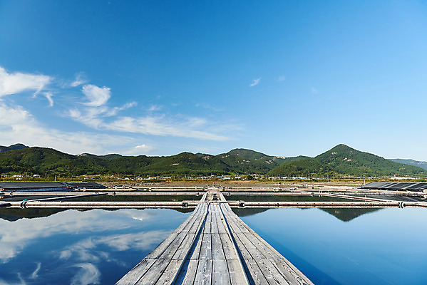 포토 JPG 주간 구름 하늘 산 풍경 사람없음 야외 관광지 반사 맑음 가을 곰소염전 방조제 부안 염전 국내포토 자연요소 계절 여행 날씨 전라북도 시설 파일형식