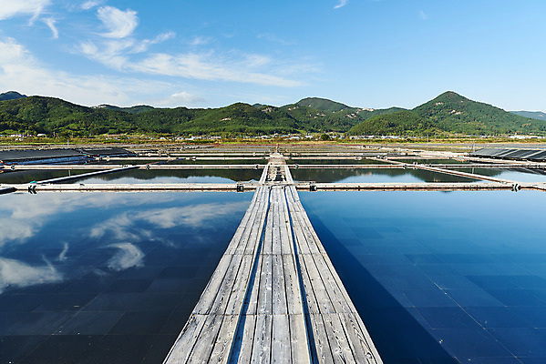 포토 JPG 주간 구름 하늘 산 풍경 사람없음 야외 관광지 반사 맑음 가을 곰소염전 방조제 부안 염전 국내포토 자연요소 계절 여행 날씨 전라북도 시설 파일형식