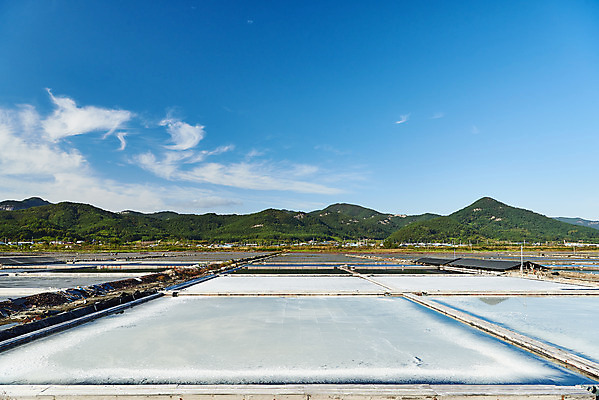 포토 JPG 주간 구름 하늘 산 풍경 사람없음 야외 관광지 맑음 가을 소금 곰소염전 방조제 부안 염전 국내포토 자연요소 계절 여행 날씨 전라북도 시설 파일형식