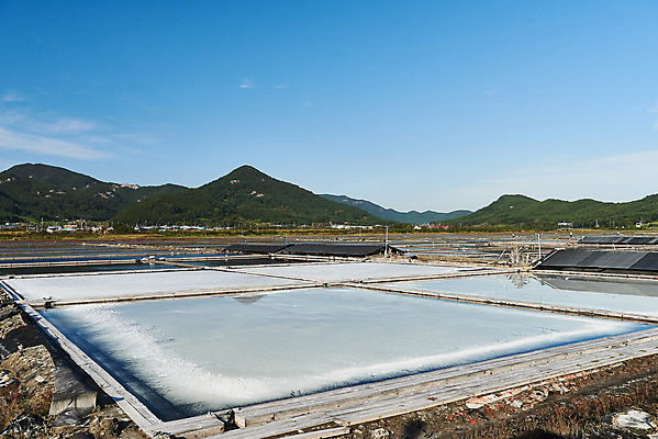 포토 JPG 주간 하늘 풍경 사람없음 야외 관광지 맑음 가을 소금 곰소염전 방조제 부안 염전 국내포토 자연요소 계절 여행 날씨 전라북도 시설 파일형식