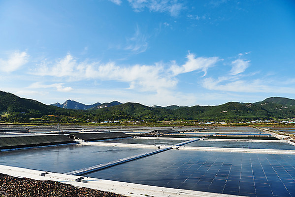 포토 JPG 주간 구름 하늘 산 풍경 사람없음 야외 관광지 맑음 가을 곰소염전 방조제 부안 염전 국내포토 자연요소 계절 여행 날씨 전라북도 시설 파일형식