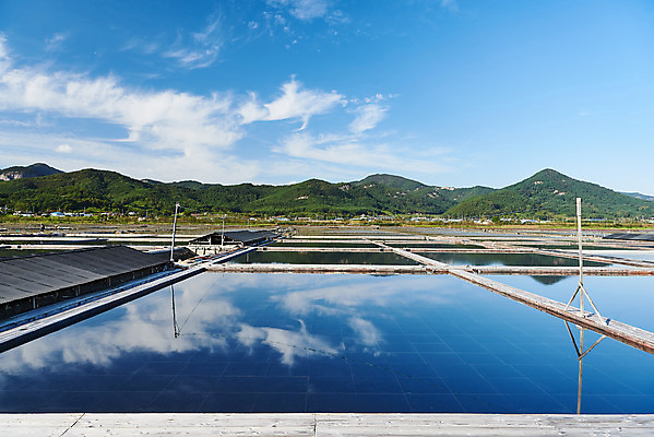 포토 JPG 주간 구름 하늘 산 풍경 사람없음 야외 관광지 반사 맑음 가을 곰소염전 방조제 부안 염전 국내포토 자연요소 계절 여행 날씨 전라북도 시설 파일형식