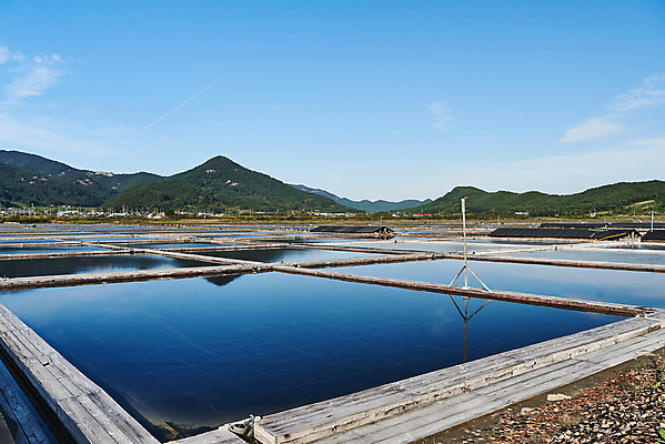 포토 JPG 주간 하늘 산 풍경 사람없음 야외 관광지 반사 맑음 가을 곰소염전 방조제 부안 염전 국내포토 자연요소 계절 여행 날씨 전라북도 시설 파일형식