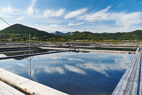 포토 JPG 주간 구름 하늘 산 풍경 사람없음 야외 관광지 반사 맑음 가을 곰소염전 방조제 부안 염전 국내포토 자연요소 계절 여행 날씨 전라북도 시설 파일형식