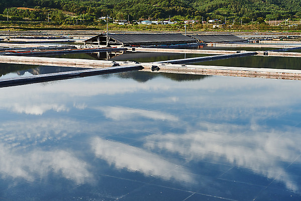 포토 JPG 주간 구름 풍경 사람없음 야외 관광지 반사 맑음 가을 곰소염전 방조제 부안 염전 국내포토 자연요소 계절 여행 날씨 전라북도 시설 파일형식