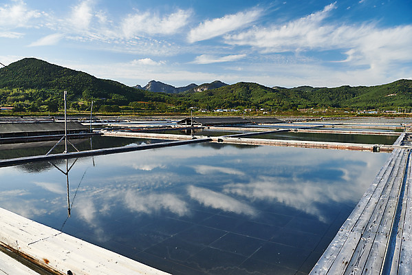 포토 JPG 주간 구름 하늘 산 풍경 사람없음 야외 관광지 반사 맑음 가을 곰소염전 방조제 부안 염전 국내포토 자연요소 계절 여행 날씨 전라북도 시설 파일형식