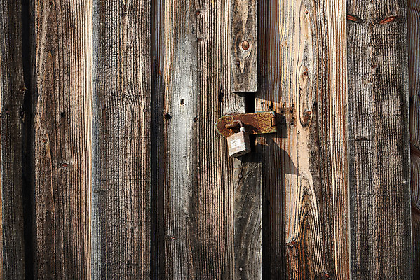 포토 JPG 주간 자물쇠 풍경 사람없음 야외 목재 나뭇결 관광지 가을 창고 잠금 곰소염전 방조제 부안 염전 국내포토 자연요소 나무 계절 여행 재료 전라북도 시설 보안 파일형식