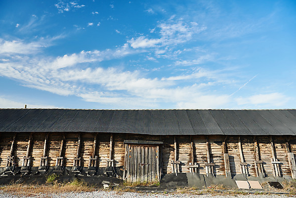 포토 JPG 주간 구름 하늘 풍경 사람없음 야외 관광지 맑음 가을 창고 곰소염전 방조제 부안 염전 국내포토 자연요소 계절 여행 날씨 전라북도 시설 파일형식