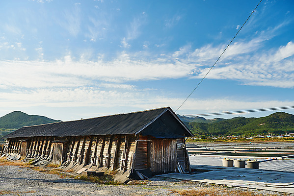 포토 JPG 주간 구름 하늘 풍경 사람없음 야외 관광지 맑음 가을 창고 곰소염전 방조제 부안 염전 국내포토 자연요소 계절 여행 날씨 전라북도 시설 파일형식